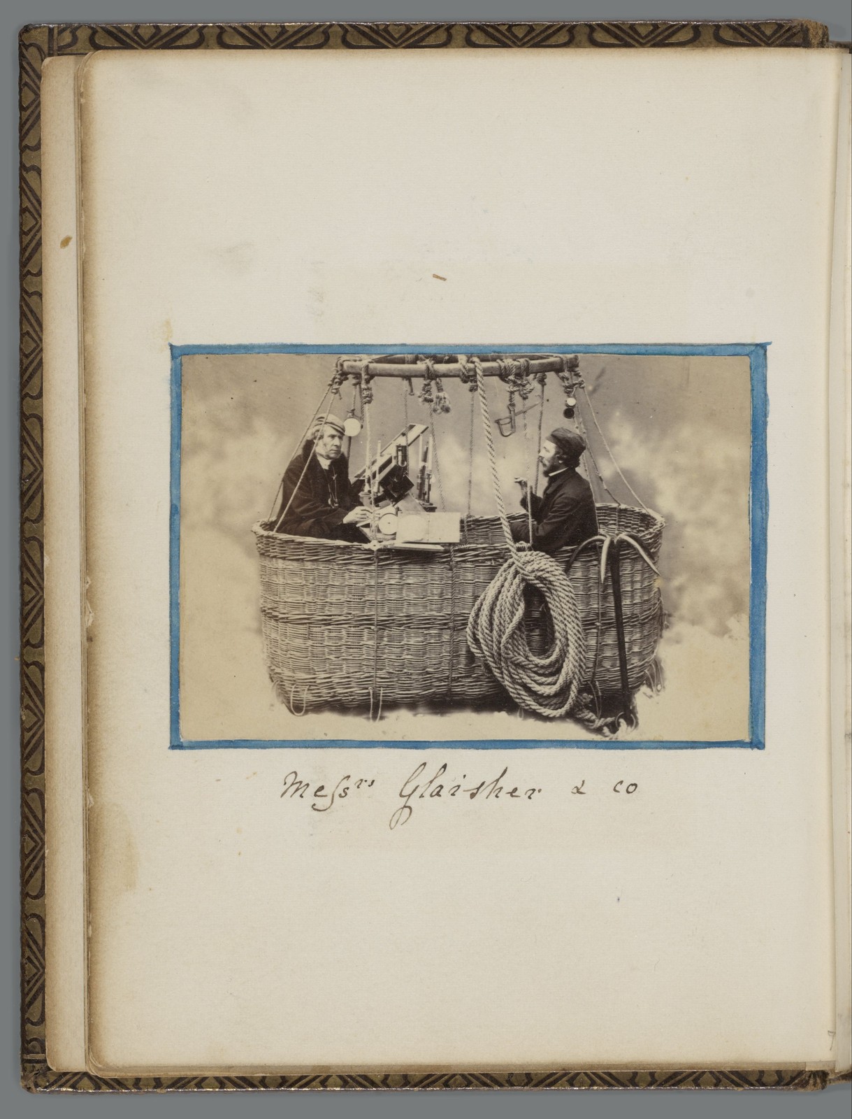 글레이셔와 콕스웰의 스튜디오 초상, 1864년경. 사진가 미상. 네덜란드 국립미술관, 위키미디어 공용 경유, CC0. 비행 중 촬영한 사진이 아니다.