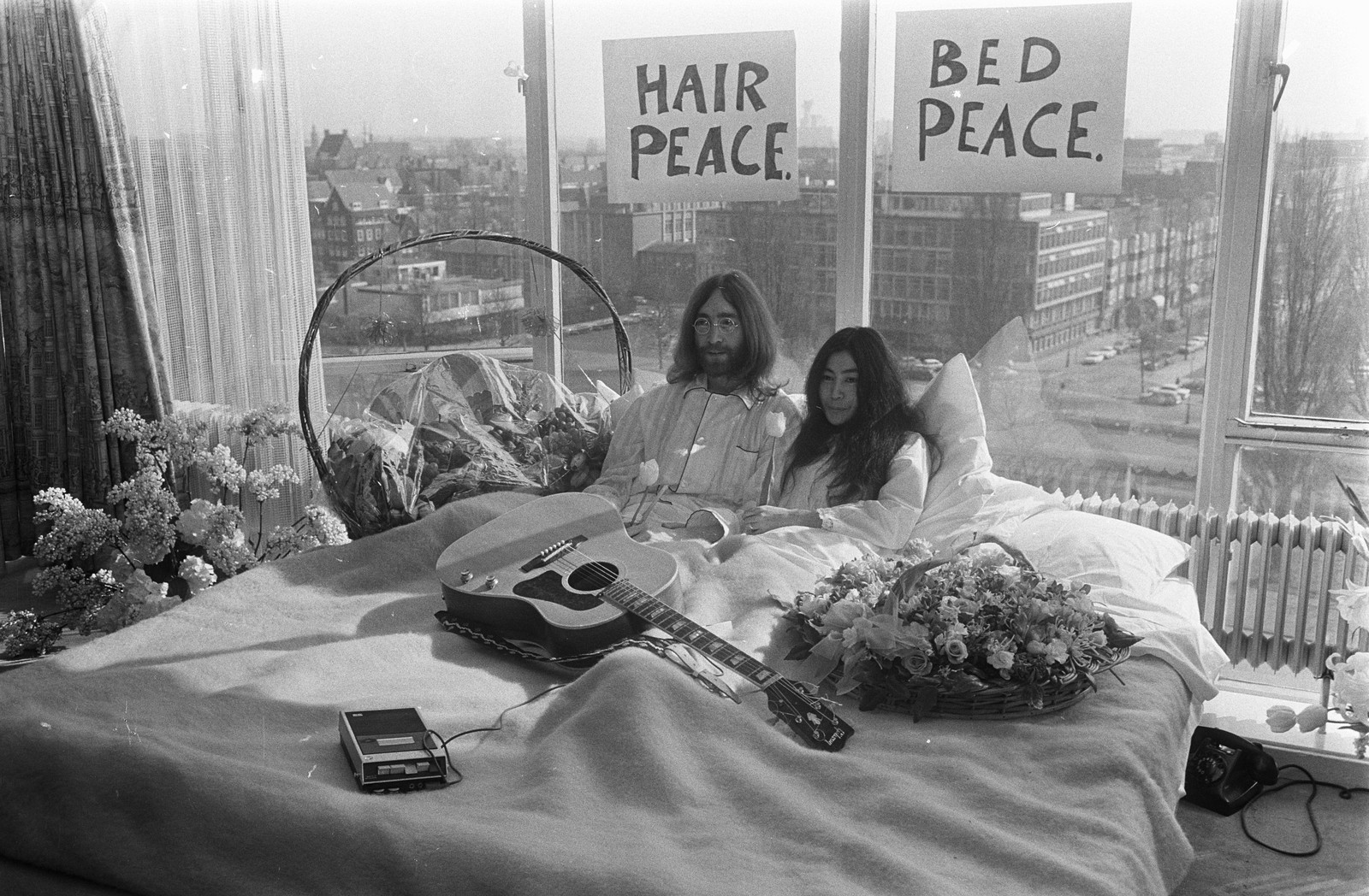 John Lennon et Yoko Ono au bed-in d'Amsterdam, le 25 mars 1969. Photographie : Eric Koch/Anefo, Nationaal Archief ; CC0, via Wikimedia Commons.