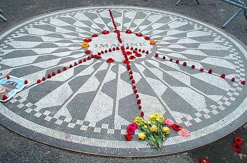 Mémorial Strawberry Fields à Central Park, New York. Photographie : Timsan79, date non précisée ; cédée au domaine public, via Wikimedia Commons.
