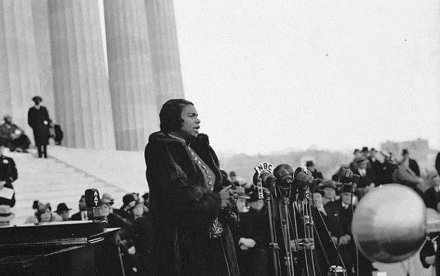 Anderson sings to crowd from the steps of the Lincoln Memorial on April 9, 1939