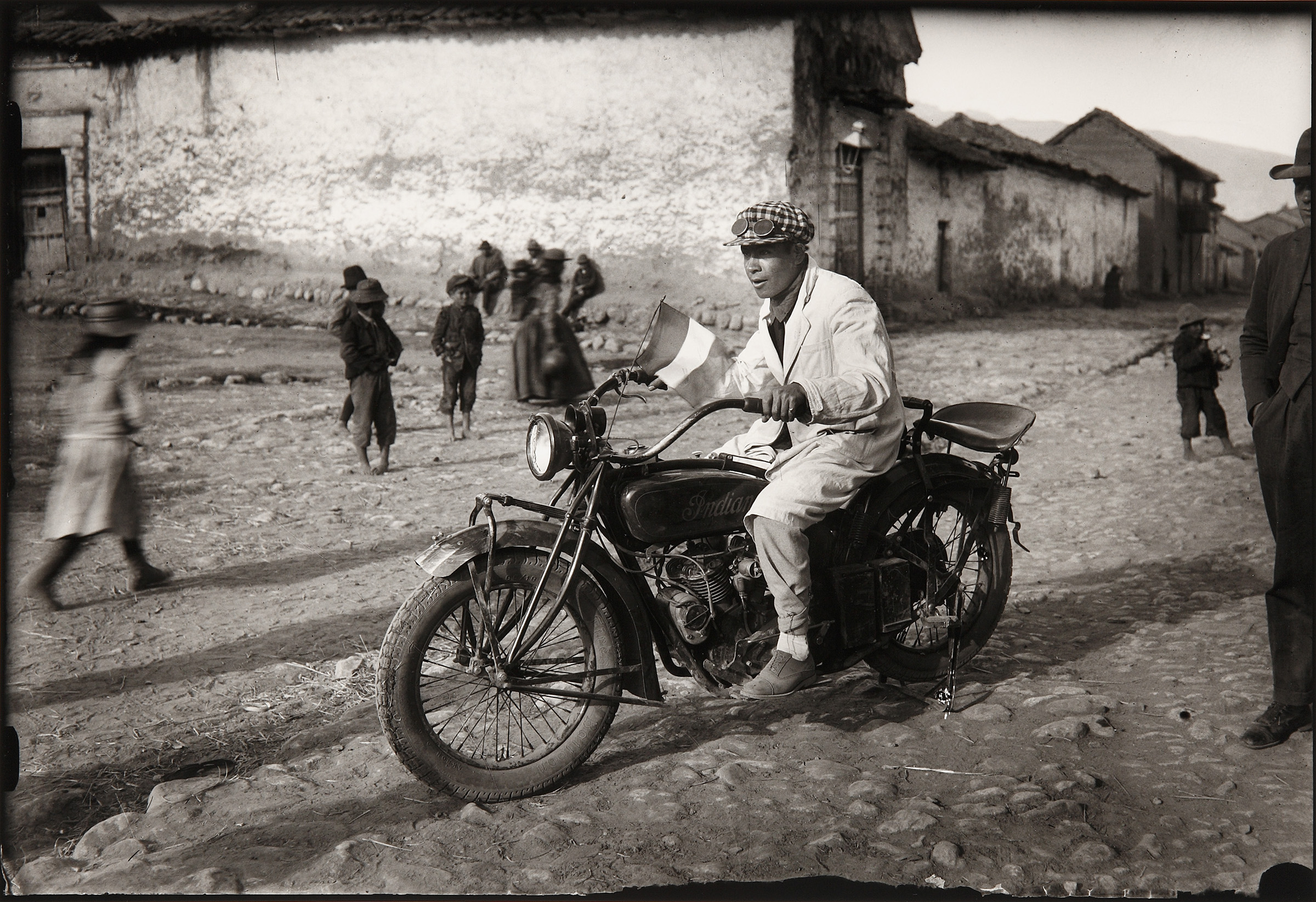 Martín Chambi Primera Motocicleta En El Cusco De Mario Pérez Yánez