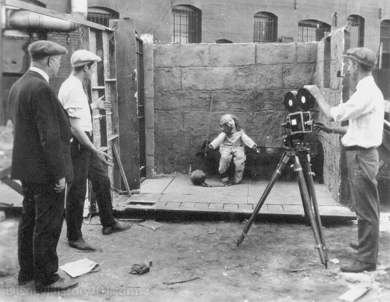 ディズニー・ブラザーズ・スタジオで撮影に参加するヴァージニア・デイヴィス。画像出典：disneyhistory101.com