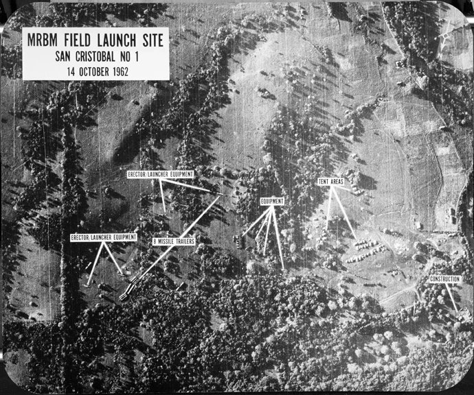 San Cristóbal, Kuba, 14. Oktober 1962. U-2-Aufnahme mit markierter Raketenausrüstung. US-Verteidigungsministerium / JFK-Bibliothek, NARA.