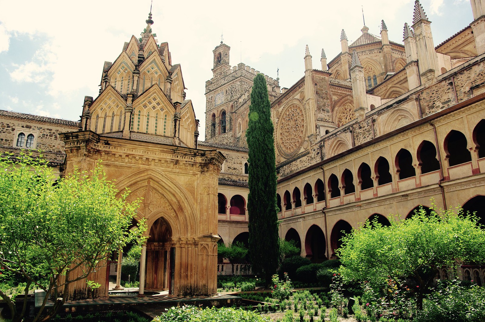 Patio Del Real Monasterio De Santa Maria De Guadalupe Patio