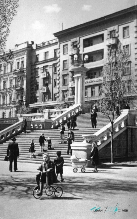 Kiev Escaleras cerca de la opera